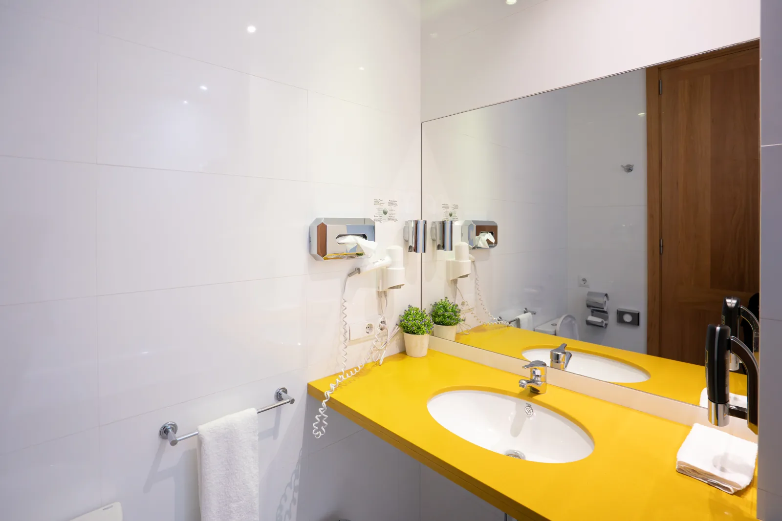 Detalle cromático amarillo en baño de las habitacions amb art, L'Hostal Pollença