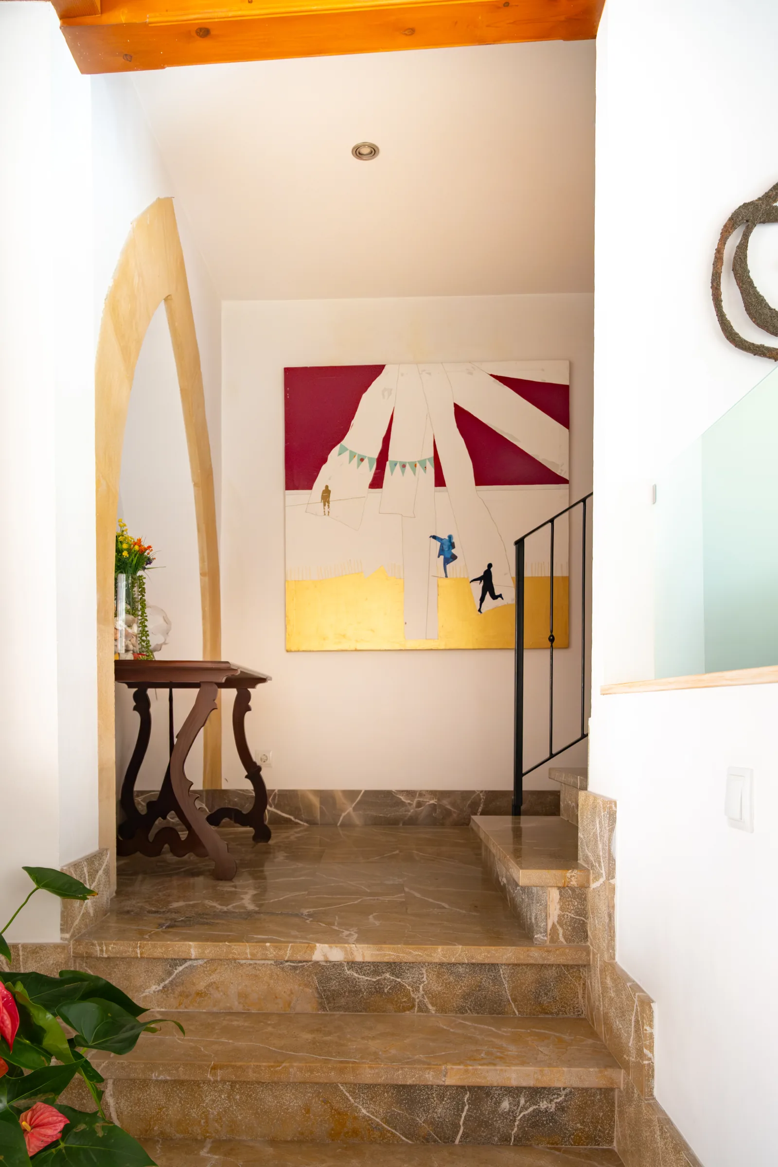 Recibidor con escalera de mármol y arco de piedra, entrada de L'Hostal Pollença boutique rooms